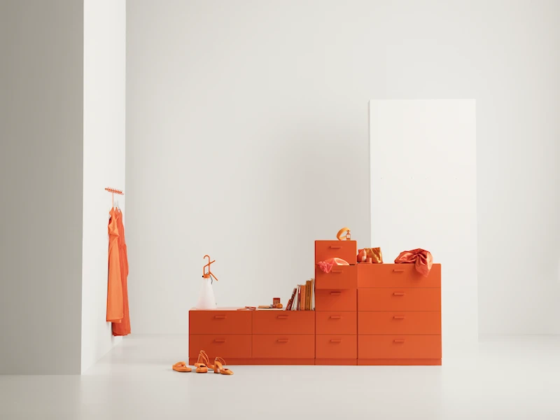 En låg, en hög och en bred Reliefbyrå med sockel  Orange