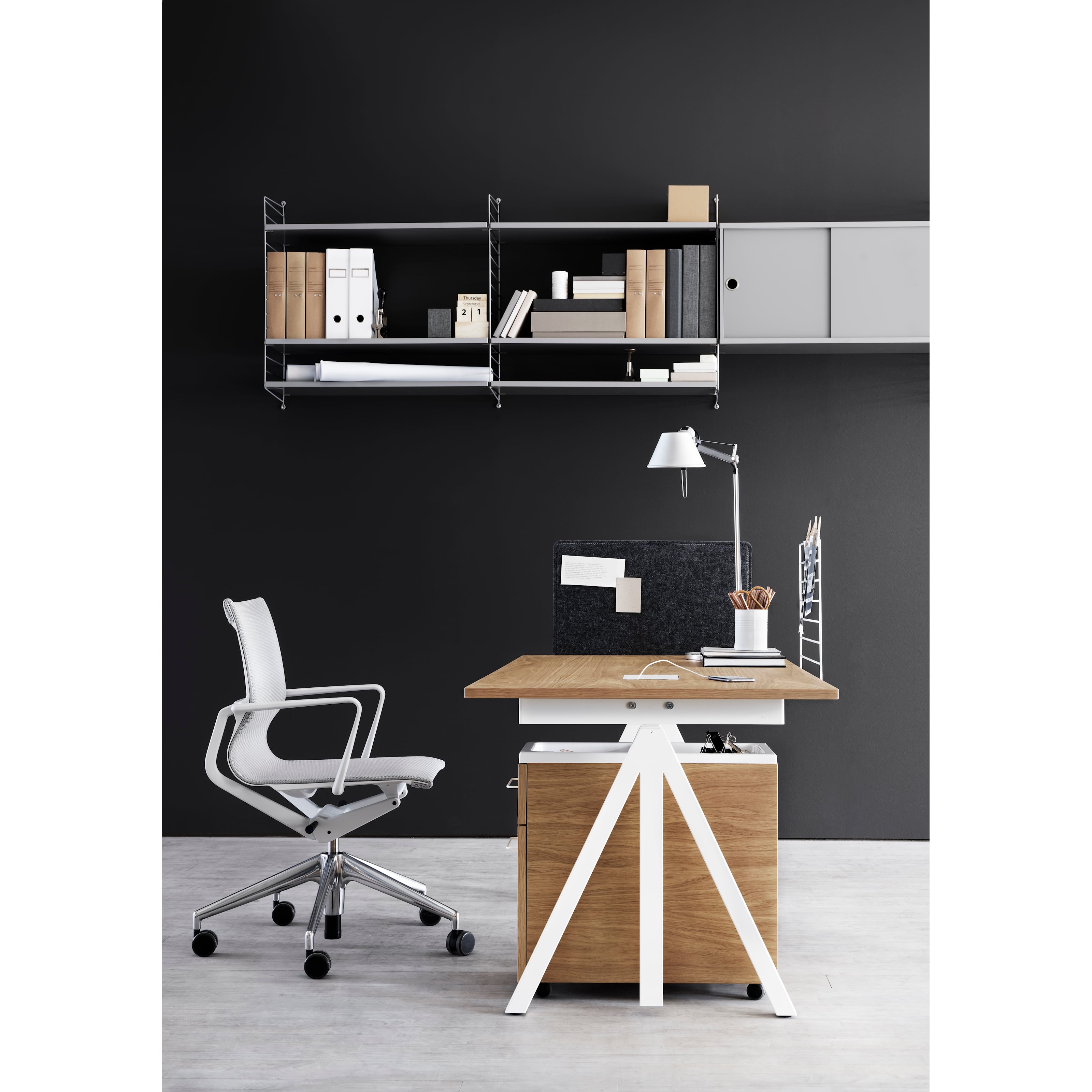 With its unique design, the work desk from Works makes it possible to create flexible workspaces. The work desk consists of one fixed table frame and one work desk with cable cover and the height can be adjusted 1 cm. The work desks with 78 cm depth are available in three widths: 120, 140 and 160 cm. The work desk with 90 cm depth and 180 cm width is intended for a meeting table or for a larger workspace, which is why the cable cover is placed in the middle. The frame’s height (including the work desk) is 72.5 cm and fits to all work desks.