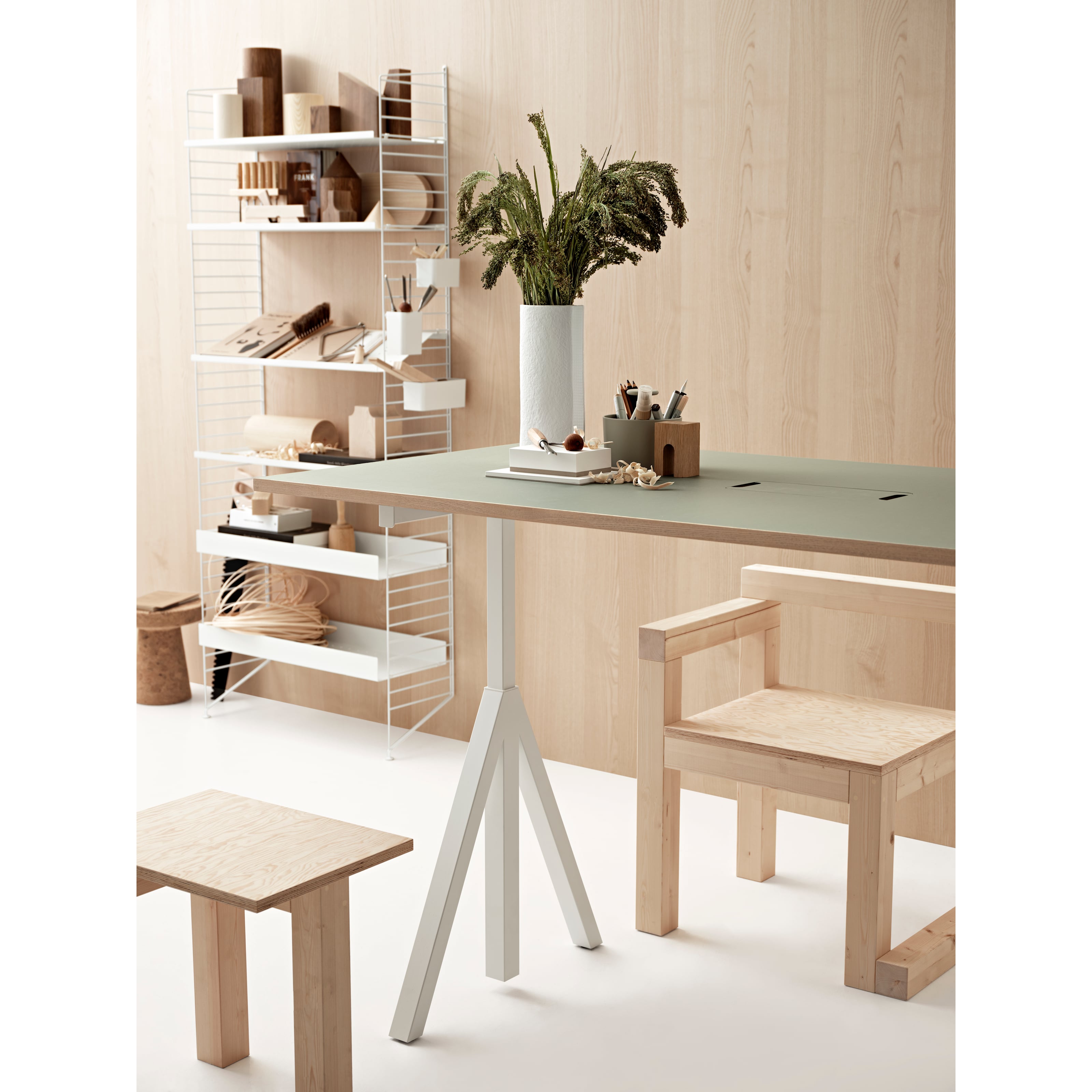 Height-adjustable work desk 140x78 White/Light grey linoleum with edging in ash