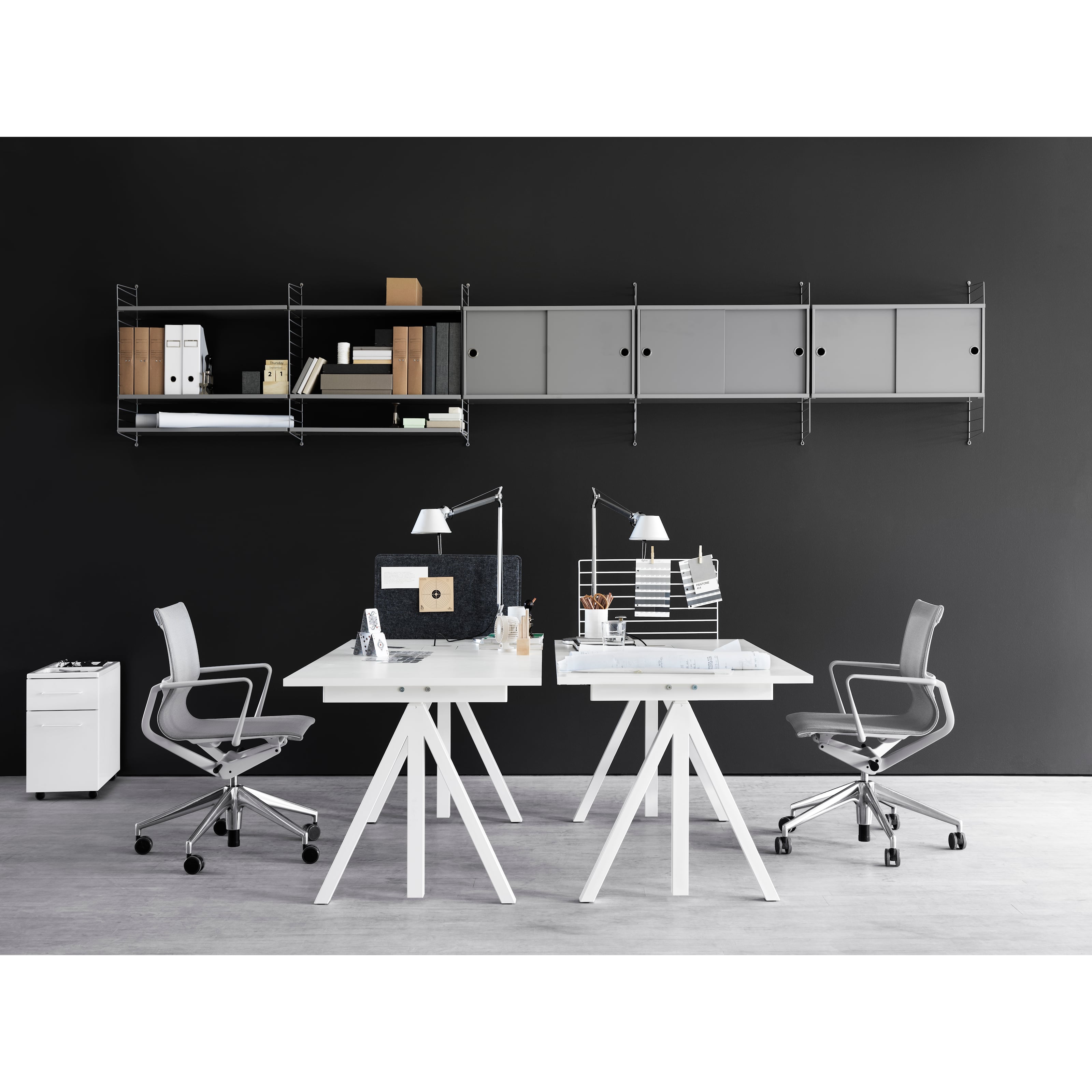 The height-adjustable work desk from Works makes it possible to create flexible and ergonomic workspaces. The work desk consists of one height-adjustable table frame and one work desk with cable cover. The work desks with 78 cm depth are available in three widths: 120, 140 and 160 cm. The work desk with 90 cm depth and 180 cm width is intended for a meeting table or for a larger workspace, which is why the cable cover is placed in the middle. The frame’s highest height is 118.5 cm and the lowest height is 71.5 cm and fits to all work desks.