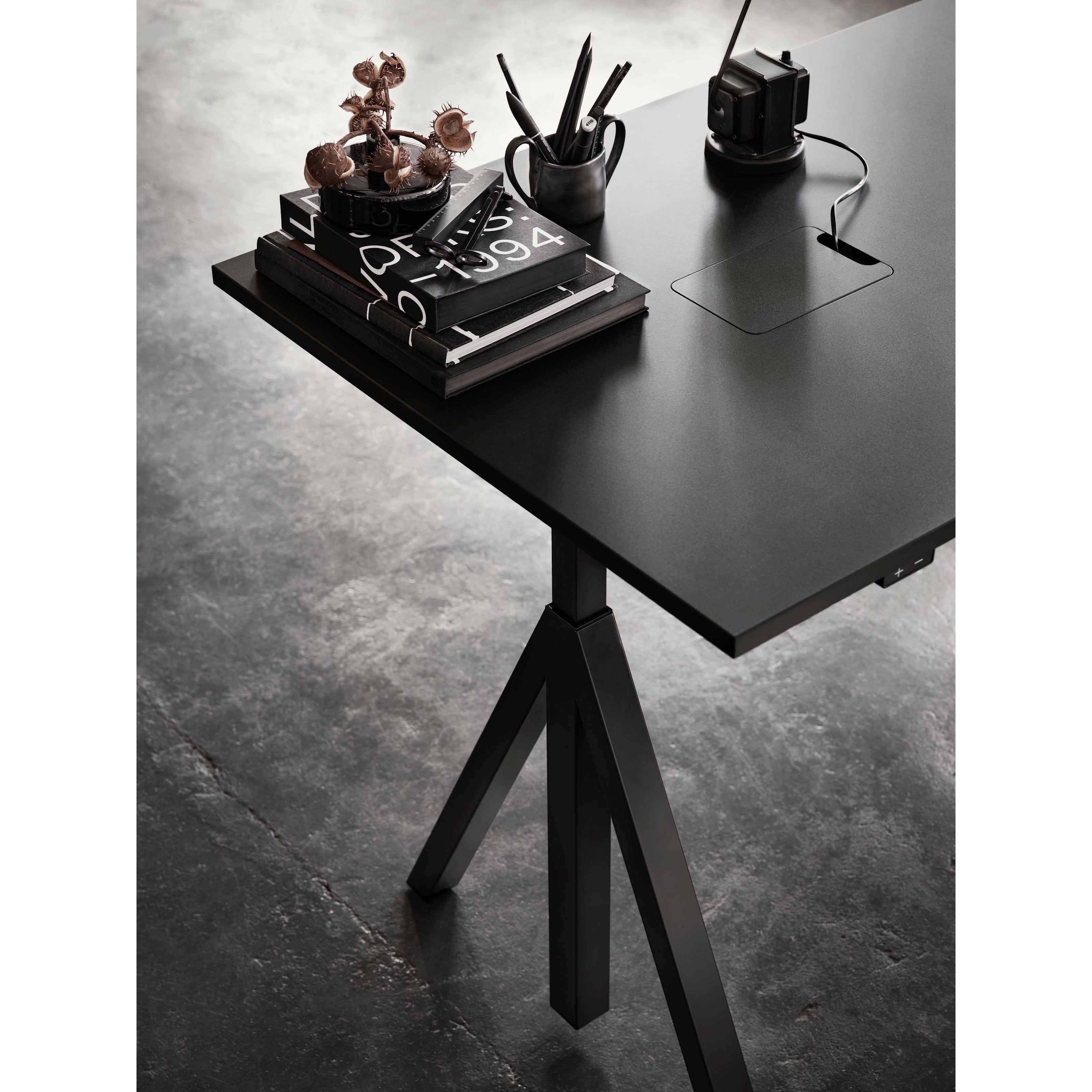 The height-adjustable work desk from Works makes it possible to create flexible and ergonomic workspaces. The work desk consists of one height-adjustable table frame and one work desk with cable cover. The work desks with 78 cm depth are available in three widths: 120, 140 and 160 cm. The work desk with 90 cm depth and 180 cm width is intended for a meeting table or for a larger workspace, which is why the cable cover is placed in the middle. The frame’s highest height is 118.5 cm and the lowest height is 71.5 cm and fits to all work desks.