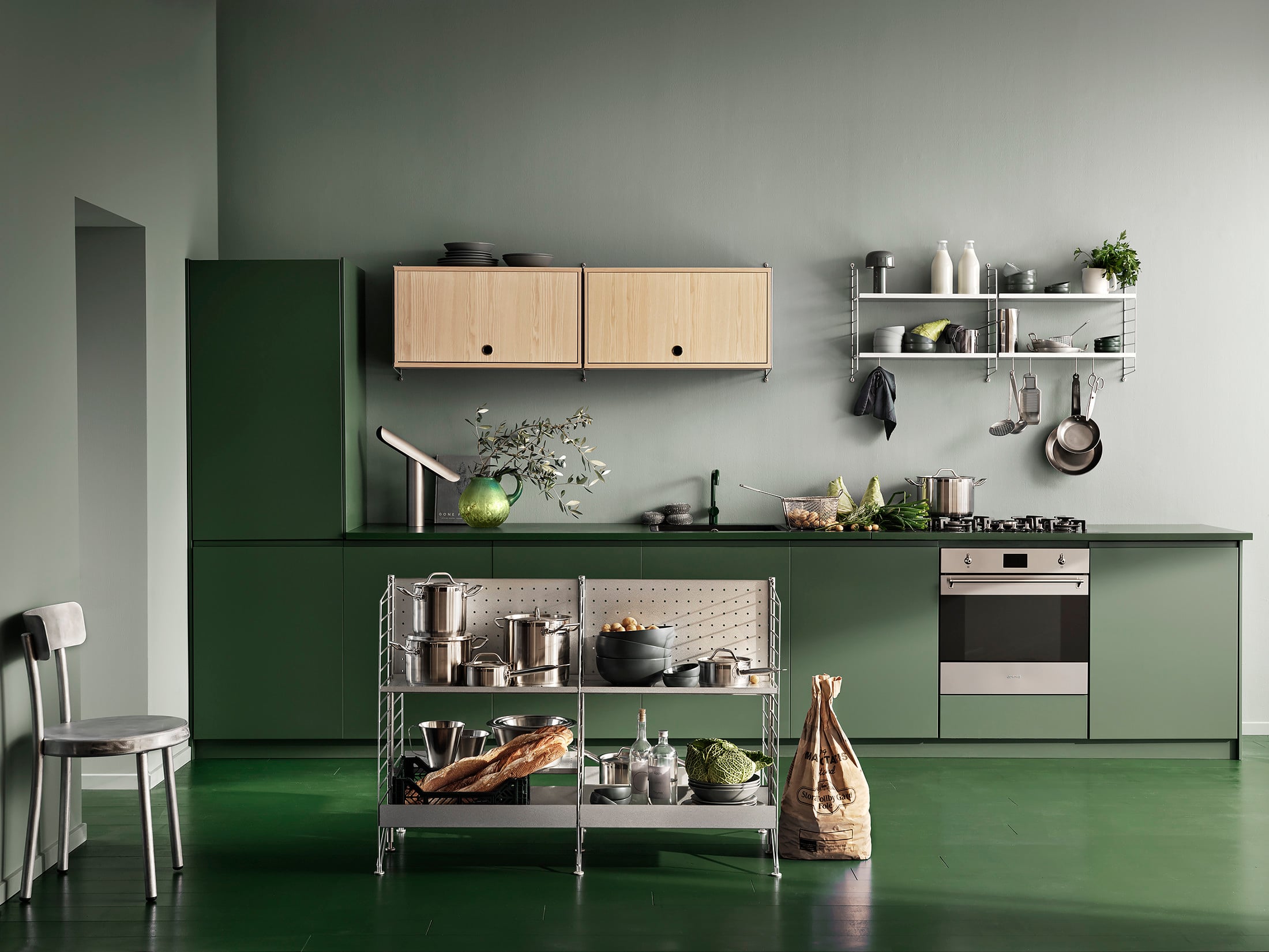 Smart and flexible kitchen combination. With a width of 160 cm and a height of 50 cm, this combination can be placed almost anywhere in your kitchen. The cabinet with flip door opens from the bottom and up to be as little in the way as possible while you are cooking.