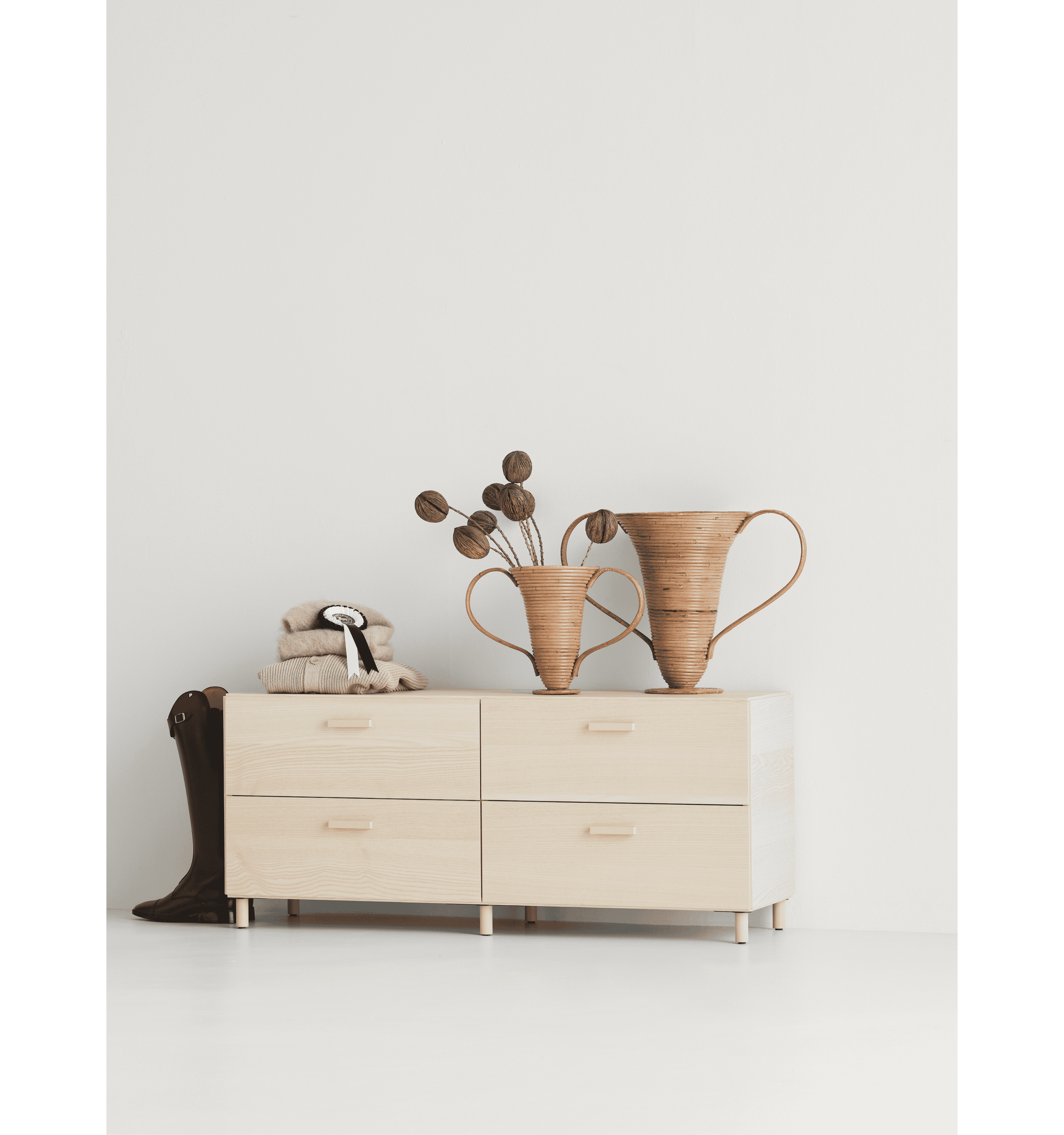 Byrå, hög b41 x d41 x h115 cm Beige