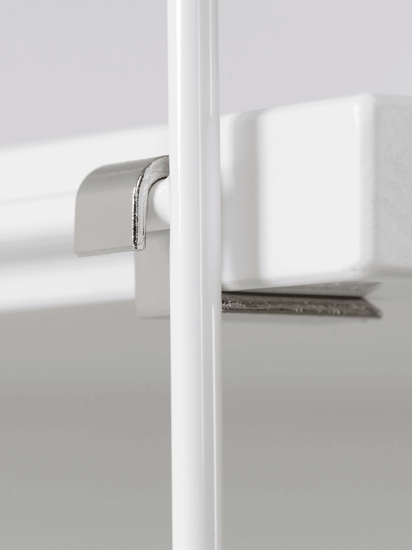 Shelf bracket