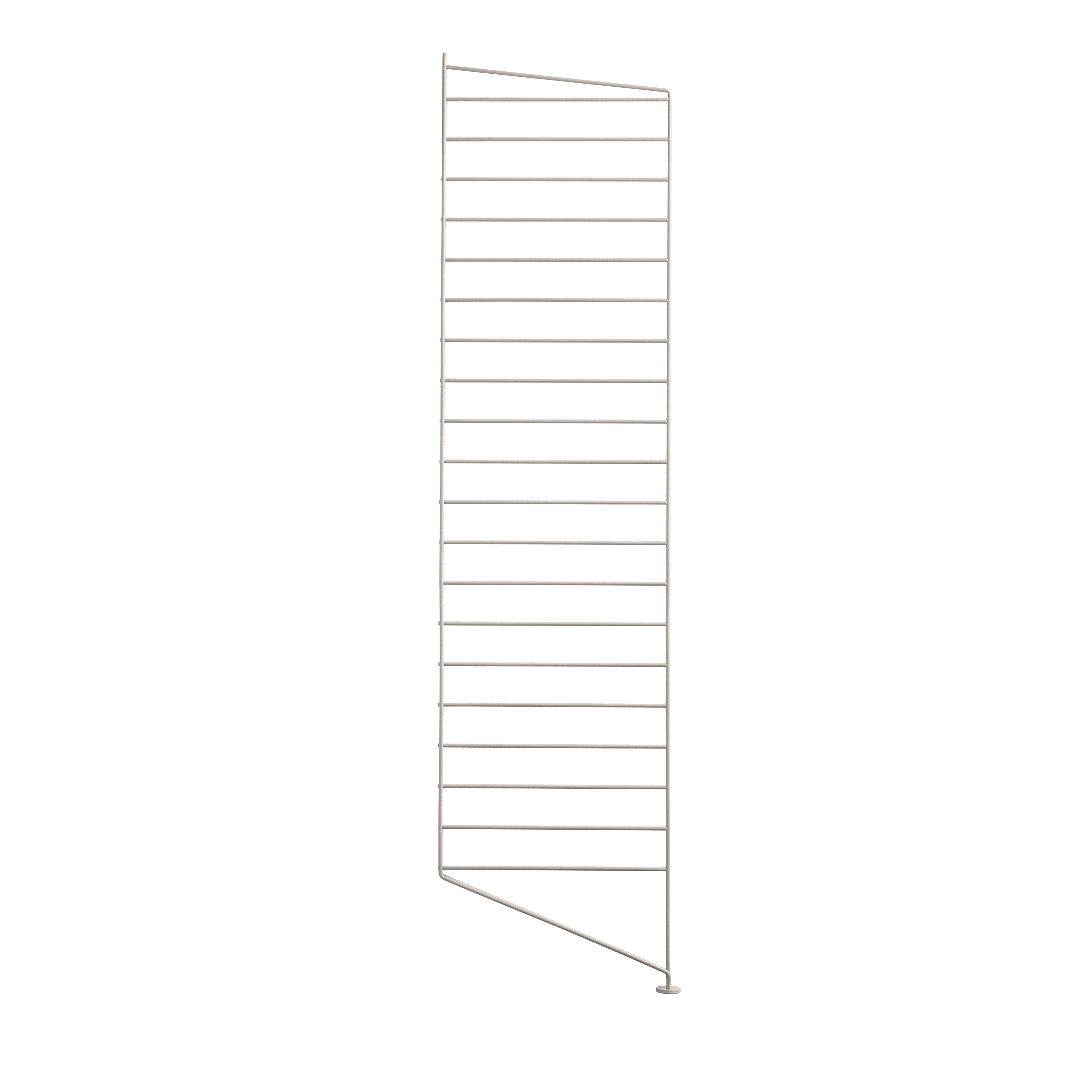 Golvgavlar finns i tre höjder, 85 cm, 115 cm, 200 cm, samt ett djup, 30 cm. Gavlarna är basen för att bygga din stringhylla. Därefter kan du addera produkter från String® System förutsatt att de har 30 cm djup. Välj mellan en rad olika produkter så som hyllplan, skåp, lådhurtsar och tidskriftshyllor. Golvgaveln vilar mot golvet med sin fot vilket gör den väldigt stabil men samtidigt ger en lätt och luftig känsla. För att göra din hylla ännu mer funktionell och unik kan du komplettera med organizers, knivblock eller en tidskriftssamlare som hängs på gaveln. Golvgavlarna säljs i både 1-pack och 2-pack.