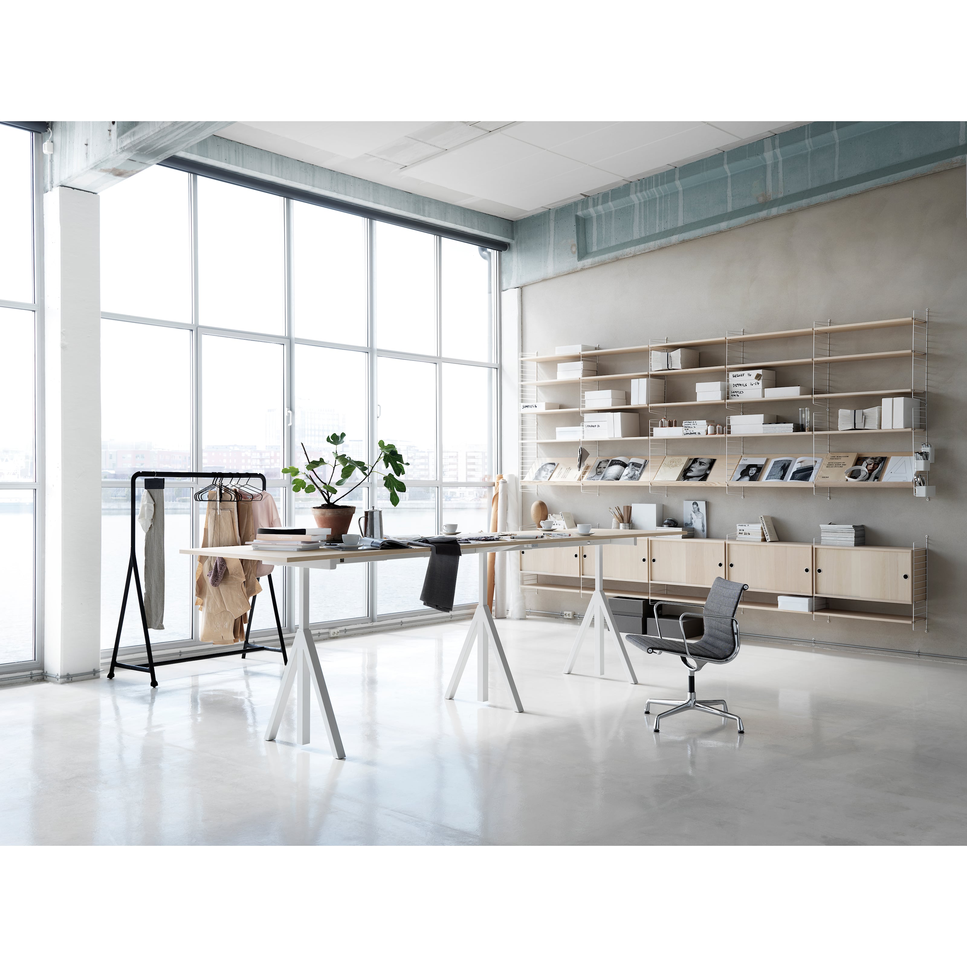 The height-adjustable conference table from Works™ makes it possible to create a flexible and ergonomic environment to hold meetings. The conference table consist of one height-adjustable table frame, one extension leg and two work desks with dimensions 180 cm x 90 cm with cable cover in the middle. The dimension of the work surface is then 360 cm x 90 cm. The conference table’s highest height is 118.5 cm and the lowest height is 71.5 cm.