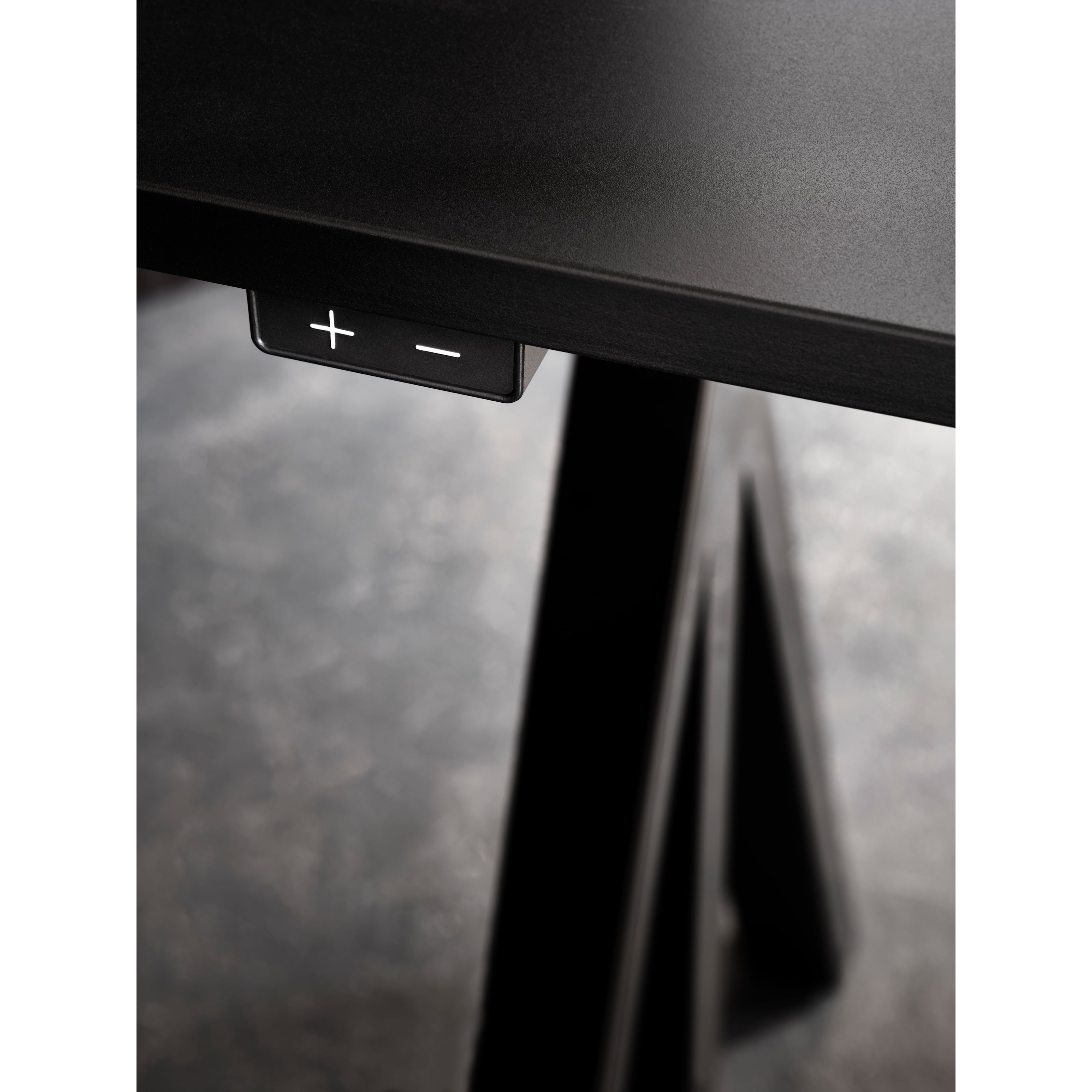 The height-adjustable conference table from Works™ makes it possible to create a flexible and ergonomic environment to hold meetings. The conference table consist of one height-adjustable table frame, one extension leg and two work desks with dimensions 180 cm x 90 cm with cable cover in the middle. The dimension of the work surface is then 360 cm x 90 cm. The conference table’s highest height is 118.5 cm and the lowest height is 71.5 cm.