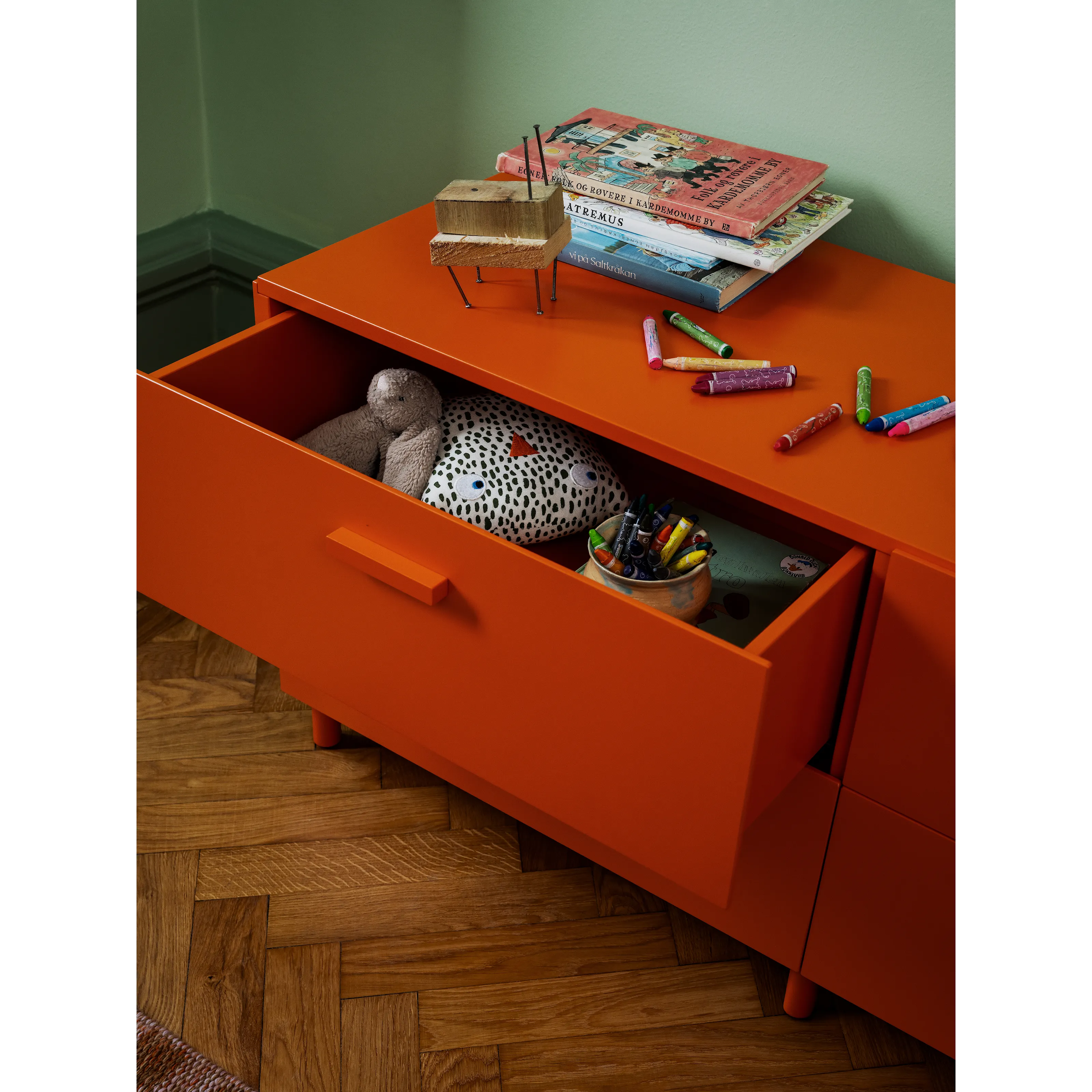 Relief Chest of drawers, low | String Furniture