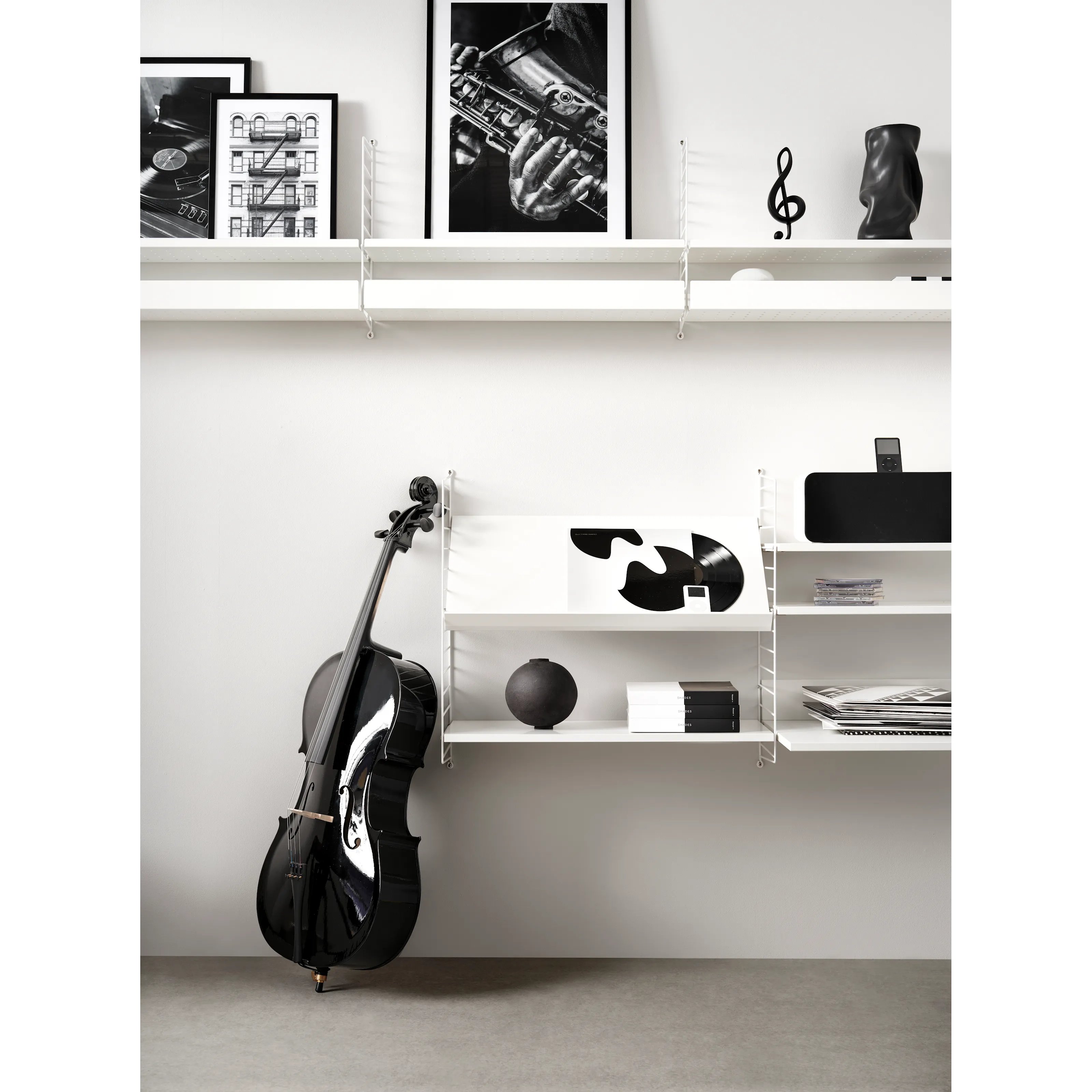 Magazine shelves solid | String Furniture