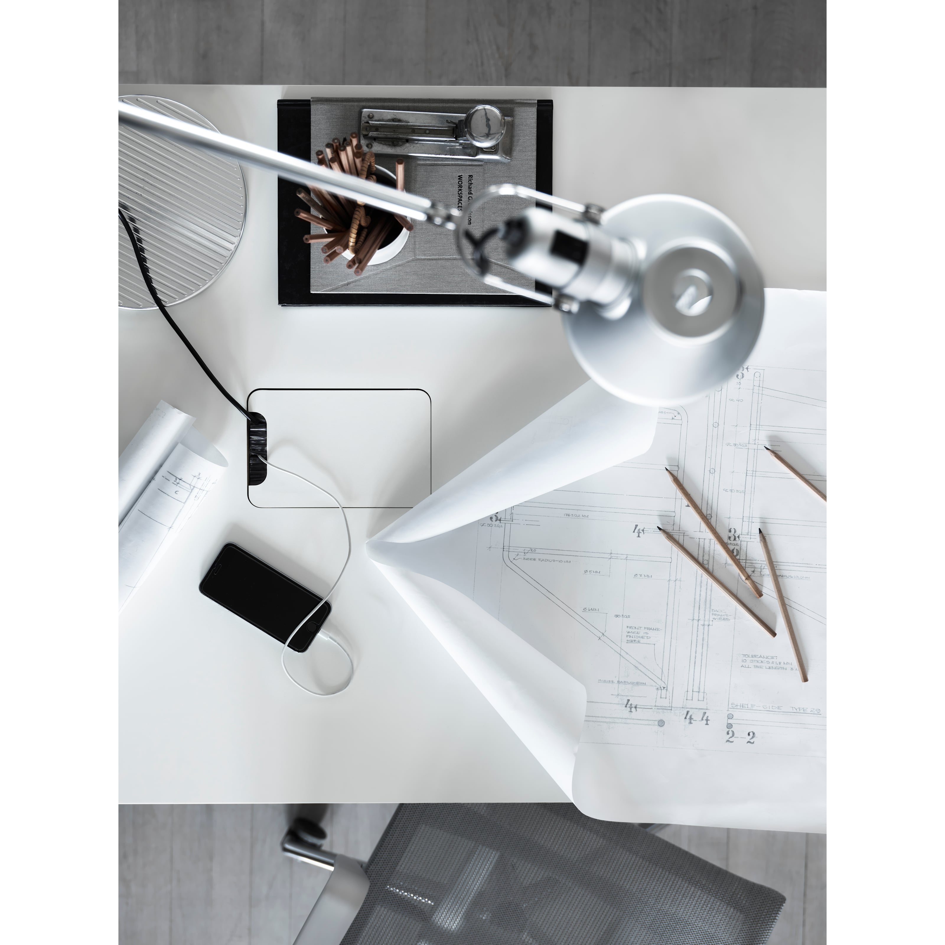 With its unique design, the work desk from Works makes it possible to create flexible workspaces. The work desk consists of one fixed table frame and one work desk with cable cover and the height can be adjusted 1 cm. The work desks with 78 cm depth are available in three widths: 120, 140 and 160 cm. The work desk with 90 cm depth and 180 cm width is intended for a meeting table or for a larger workspace, which is why the cable cover is placed in the middle. The frame’s height (including the work desk) is 72.5 cm and fits to all work desks.