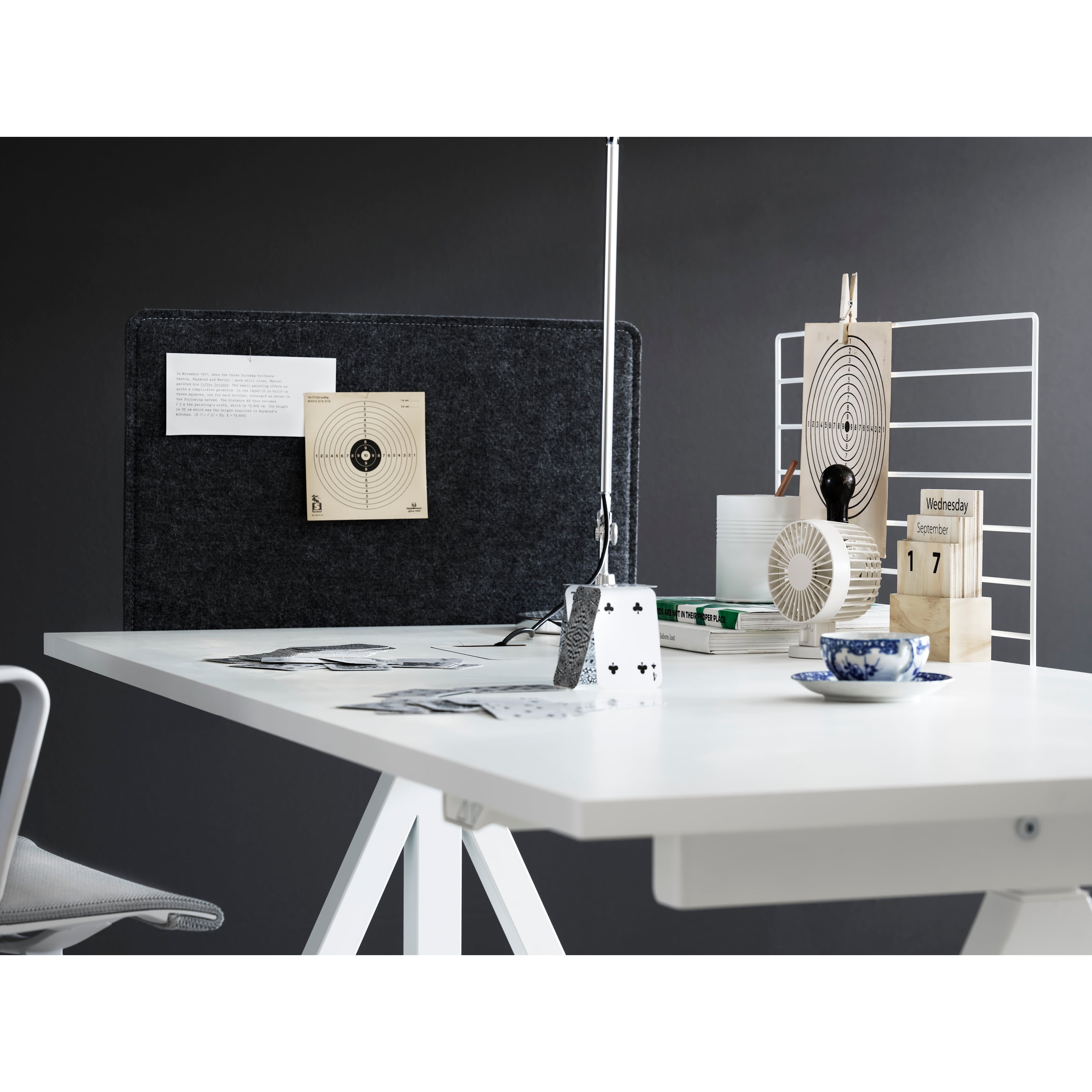 The height-adjustable work desk from Works makes it possible to create flexible and ergonomic workspaces. The work desk consists of one height-adjustable table frame and one work desk with cable cover. The work desks with 78 cm depth are available in three widths: 120, 140 and 160 cm. The work desk with 90 cm depth and 180 cm width is intended for a meeting table or for a larger workspace, which is why the cable cover is placed in the middle. The frame’s highest height is 118.5 cm and the lowest height is 71.5 cm and fits to all work desks.