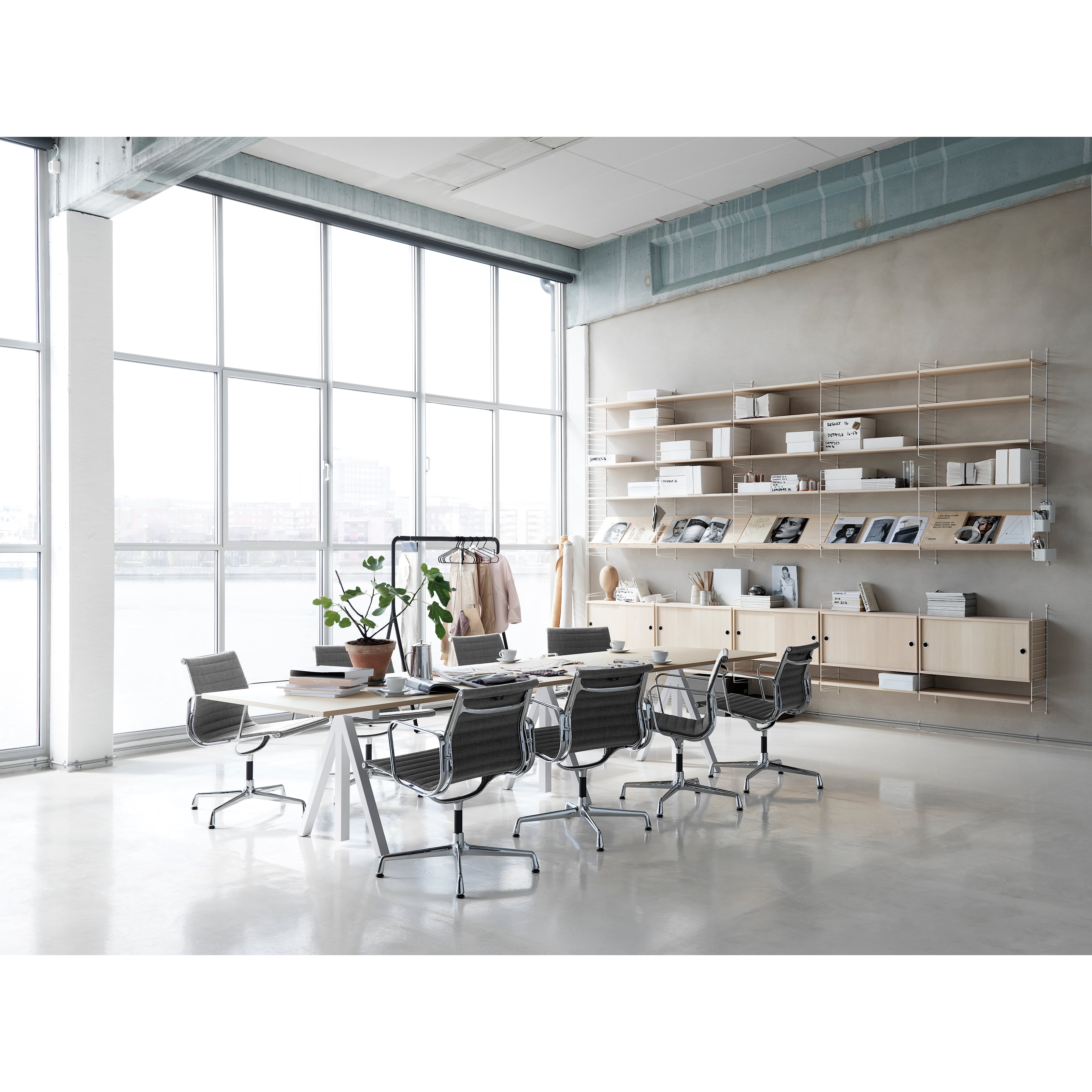 The height-adjustable conference table from Works™ makes it possible to create a flexible and ergonomic environment to hold meetings. The conference table consist of one height-adjustable table frame, one extension leg and two work desks with dimensions 180 cm x 90 cm with cable cover in the middle. The dimension of the work surface is then 360 cm x 90 cm. The conference table’s highest height is 118.5 cm and the lowest height is 71.5 cm.