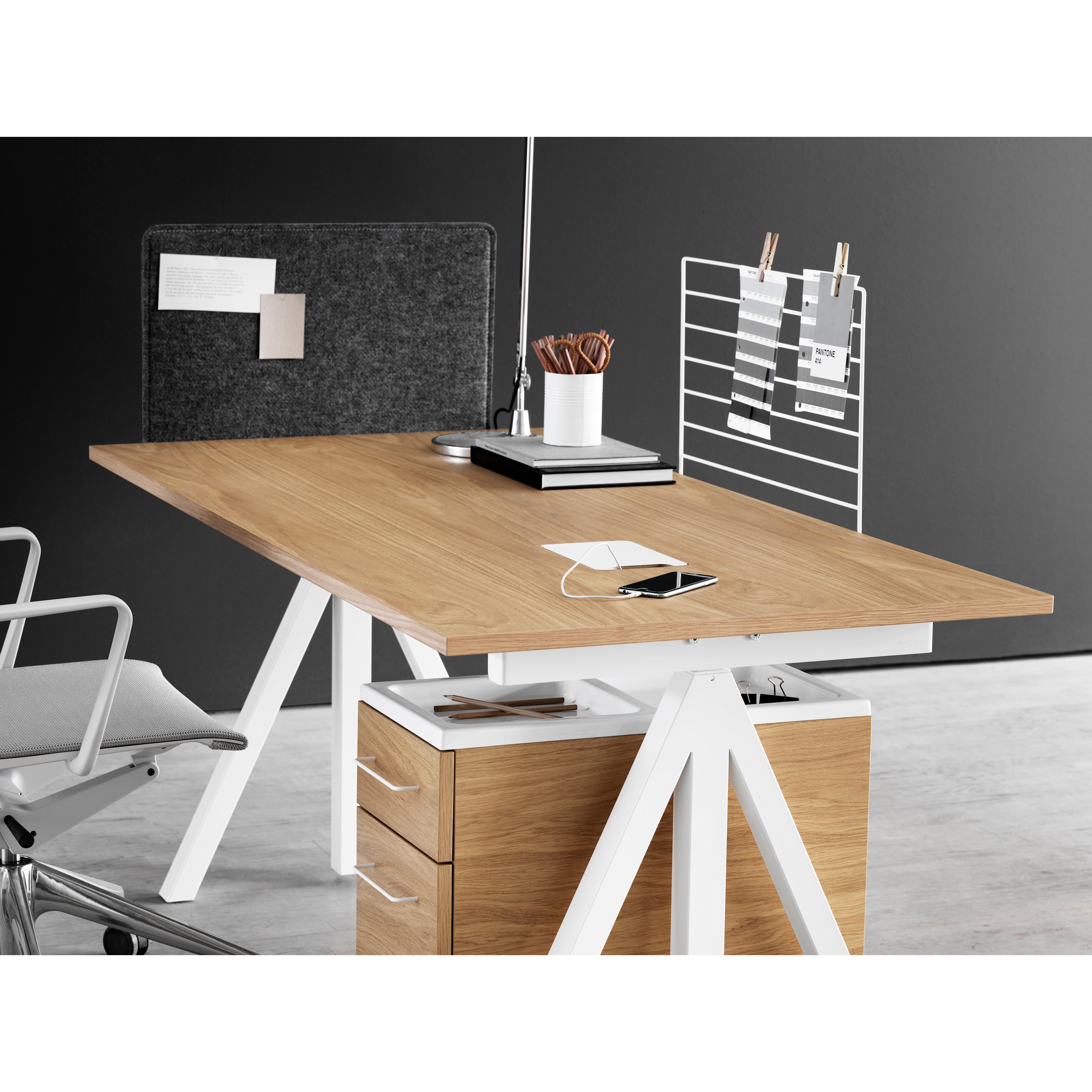 With its unique design, the work desk from Works makes it possible to create flexible workspaces. The work desk consists of one fixed table frame and one work desk with cable cover and the height can be adjusted 1 cm. The work desks with 78 cm depth are available in three widths: 120, 140 and 160 cm. The work desk with 90 cm depth and 180 cm width is intended for a meeting table or for a larger workspace, which is why the cable cover is placed in the middle. The frame’s height (including the work desk) is 72.5 cm and fits to all work desks.