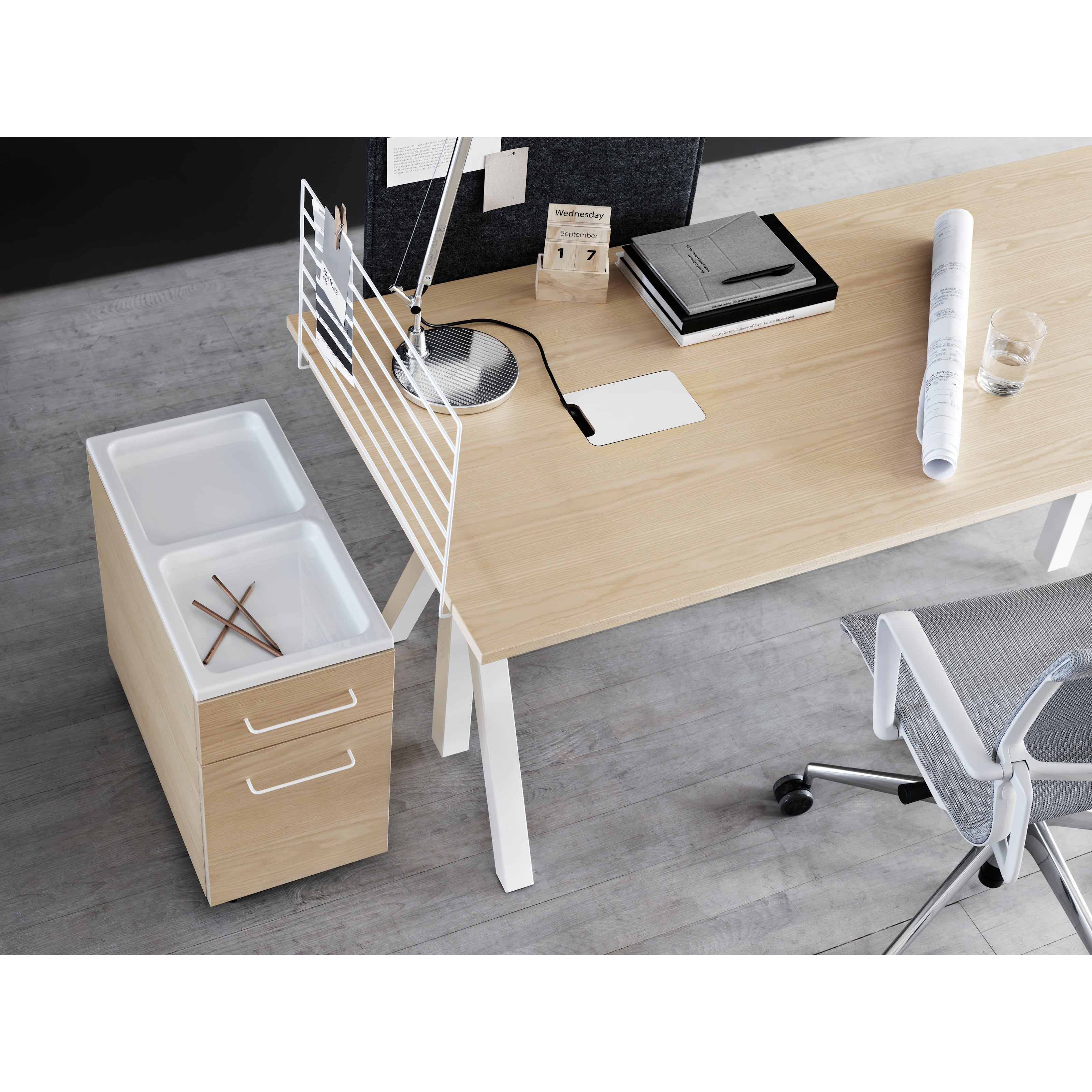 With its unique design, the work desk from Works makes it possible to create flexible workspaces. The work desk consists of one fixed table frame and one work desk with cable cover and the height can be adjusted 1 cm. The work desks with 78 cm depth are available in three widths: 120, 140 and 160 cm. The work desk with 90 cm depth and 180 cm width is intended for a meeting table or for a larger workspace, which is why the cable cover is placed in the middle. The frame’s height (including the work desk) is 72.5 cm and fits to all work desks.