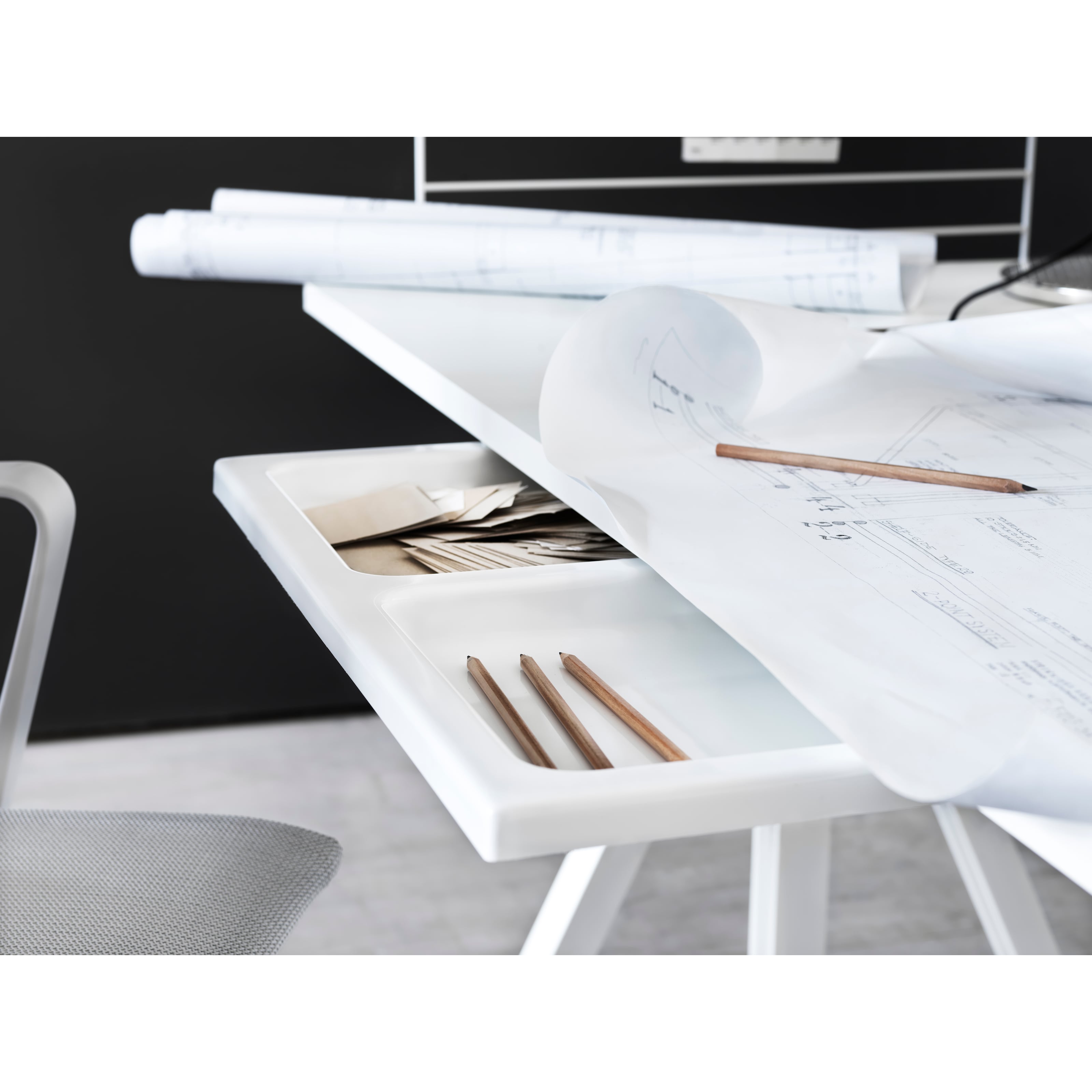 The height-adjustable conference table from Works™ makes it possible to create a flexible and ergonomic environment to hold meetings. The conference table consist of one height-adjustable table frame, one extension leg and two work desks with dimensions 180 cm x 90 cm with cable cover in the middle. The dimension of the work surface is then 360 cm x 90 cm. The conference table’s highest height is 118.5 cm and the lowest height is 71.5 cm.