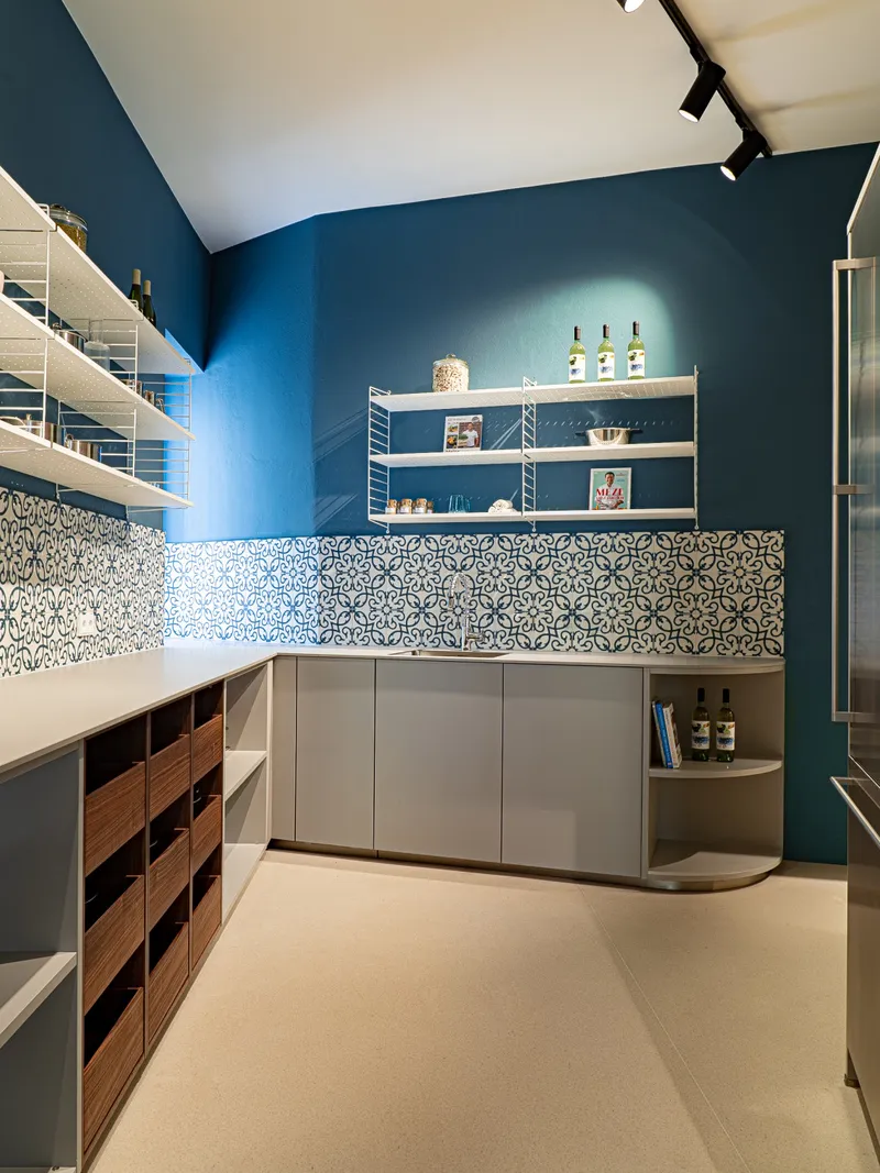 Wall panels in white / Metal shelves with low edge